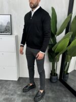 Elegantni muški crni džemper sa zipom, ceo outfit sa pantalonama, prednji pogled.