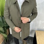 Muški klasični mantil u maslinasto zelenoj boji. Slika prednje strane.