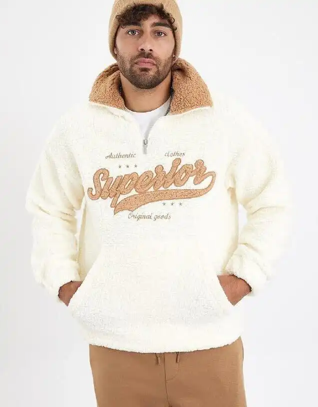 Bela plišana dukserica sa printom 'Superior' – Muški beli plišani duks sa velikim natpisom "Superior" na prednjoj strani, savršen za casual stajling.