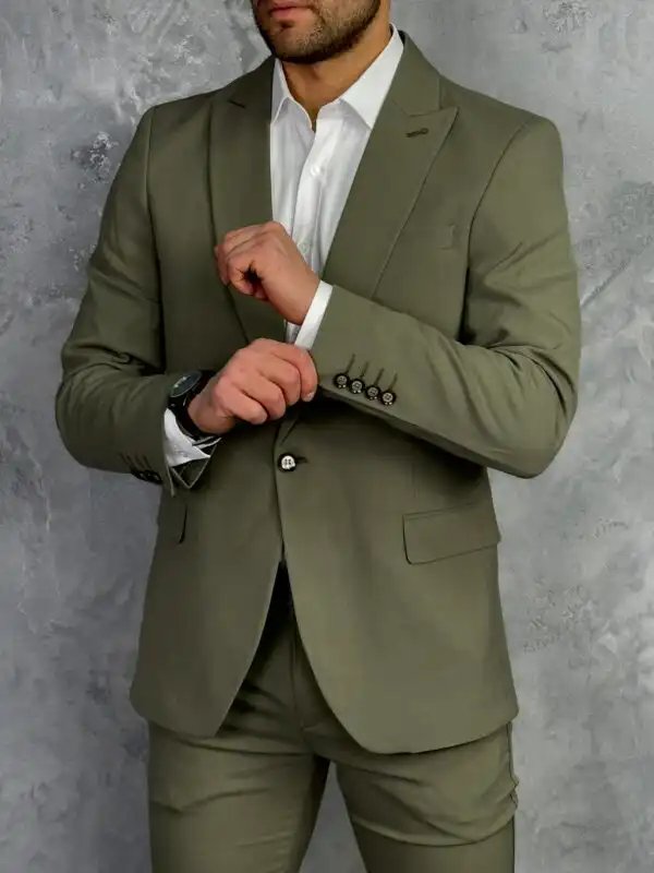 Muški sako u modernoj svetlo maslinastoj nijansi.