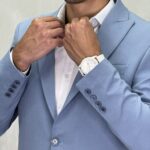 Muški plavi sako, elegantan kroj sa belom košuljom, podešavanje revera.