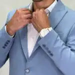 Muški plavi sako, elegantan kroj sa belom košuljom, podešavanje revera.