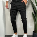 Elegantne crne muške pantalone sa belim prugama. Prednja i bočna strana.