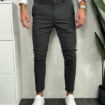 Muške pantalone u tamno sivoj boji, prednji prikaz.