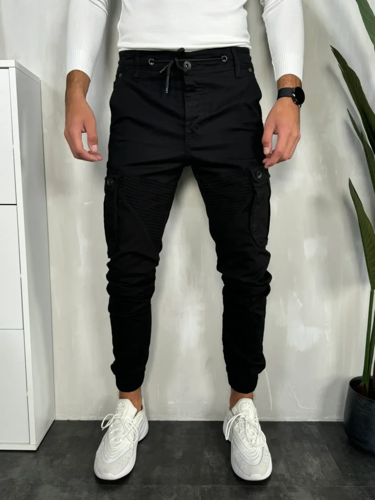 Muške crne pantalone sa rebrastim šavovima i modernim detaljima, urban keper stil.