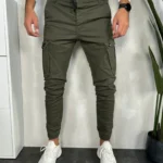 Muške maslinaste keper pantalone u punom kadru, savršen izbor za casual izgled.