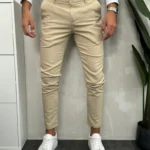 Muške jednobojne elegantne pantalone u bež boji. Prednji prikaz.