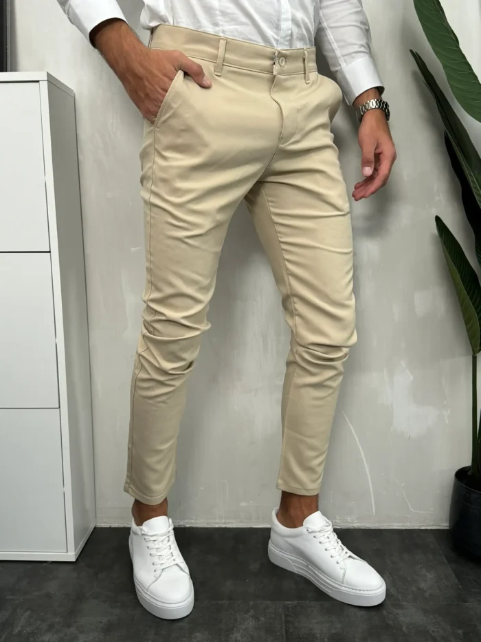 Muške jednobojne elegantne pantalone u bež boji. Bočni prikaz.