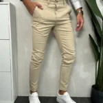 Muške elegantne pantalone u bež boji sa belim prugama. Bočni prikaz.