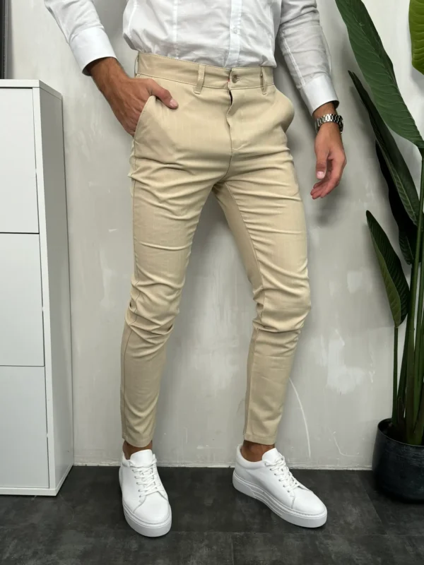 Muške elegantne pantalone u bež boji sa belim prugama. Bočni prikaz.