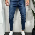 Muške farmerke u tamno plavoj jeans boji sa uskim nogavicama. Prednji prikaz.