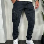 Muške kargo pantalone sa podesivim lastikom u teget boji, prednji prikaz.