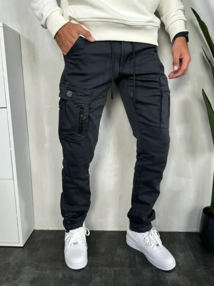 Muške kargo pantalone sa podesivim lastikom u teget boji, prednji prikaz.