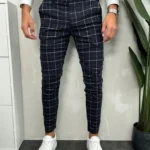 Muške karirane pantalone u teget boji sa belim motivima. Prednji prikaz.