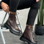 Duboke muške kožne čizme u braon boji sa crnim djonom. Bočni prikaz.