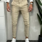 Muške elegantne pantalone bež boje sa crnim kariranim uzorkom, prednji prikaz.