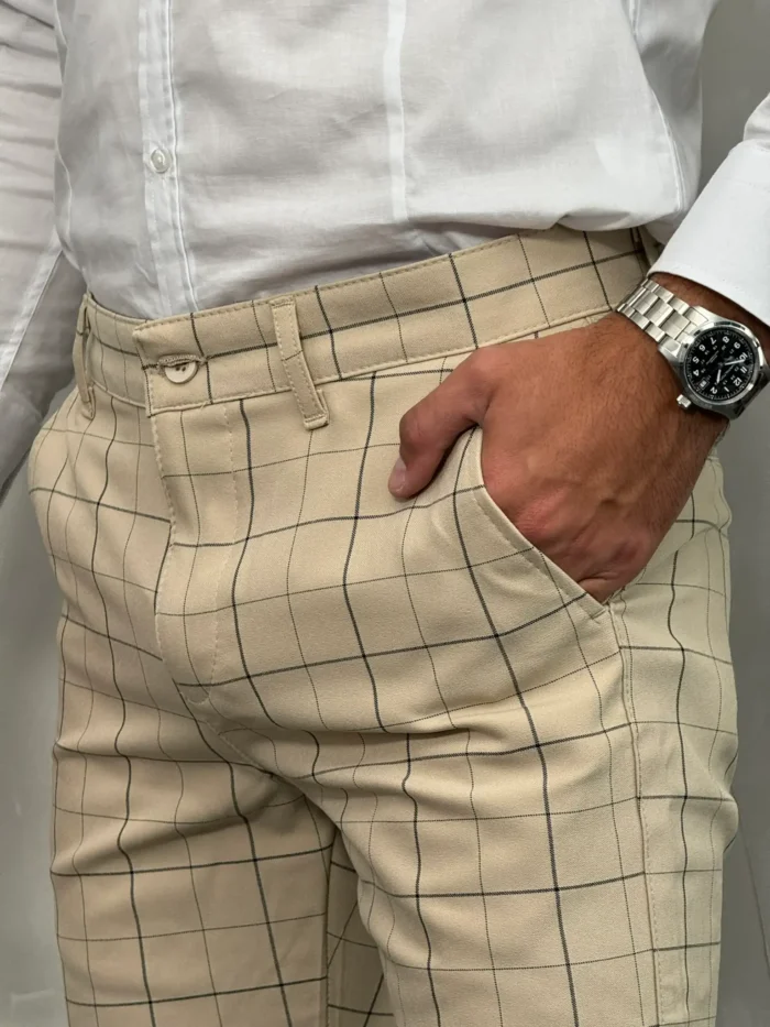 Bež muške pantalone sa kariranim uzorkom, elegantni kroj, prikaz bočnog džepa.