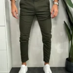 Elegantne muške pantalone u tamno maslinastoj boji, prednji prikaz.