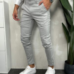 Bočni prikaz muških svetlo sivih pantalona.