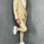 Bočni prikaz bež muškog odela.