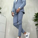 Muško klasično svetloplavo odelo, elegantan dizajn sa modernim detaljima.