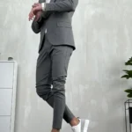 Muško odelo u tamno sivoj boji, sportski kroj, bočni prikaz.