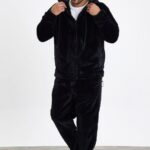 Muška plišana trenerka u crnoj boji. Gornji deo sa kapuljačom i rasferšlusom.