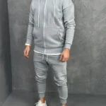 Muška siva trenerka komplet sa duksericom na raskopčavanje i kapuljačom, bočni pogled.