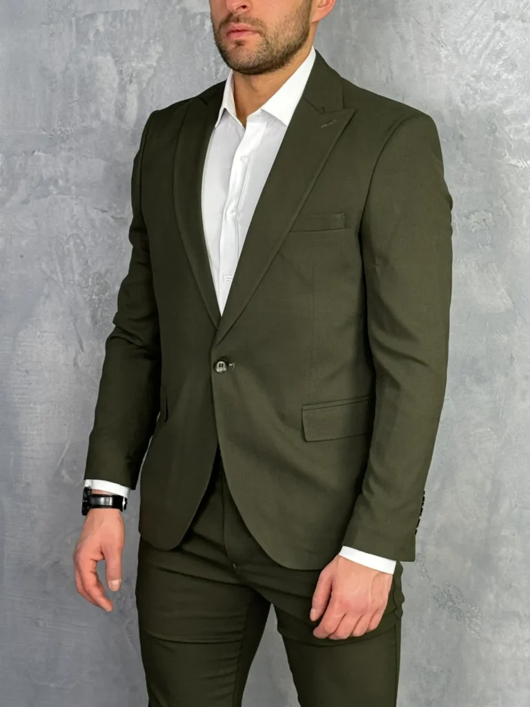 Muški sako u tamno maslinastoj boji, sportsko elegantni, bočni prikaz.