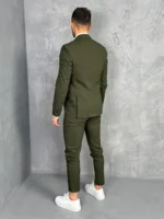 Muški sako u tamno maslinastoj boji, sportsko elegantni, prikaz zadnje strane.