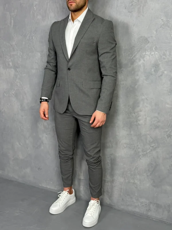 Tamno sivi muški sako sa jednostrukim kopčanjem, prikaz celog outfita.