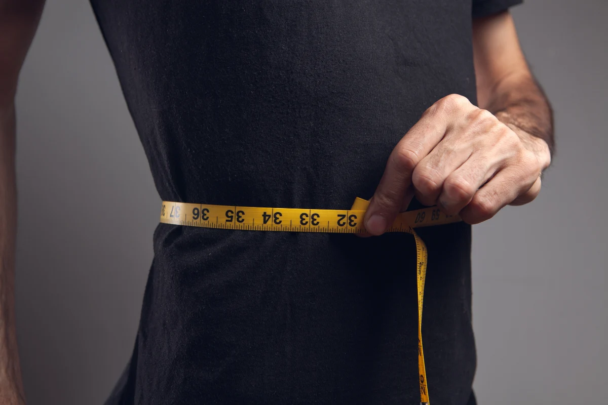 Muškarac meri obim struka