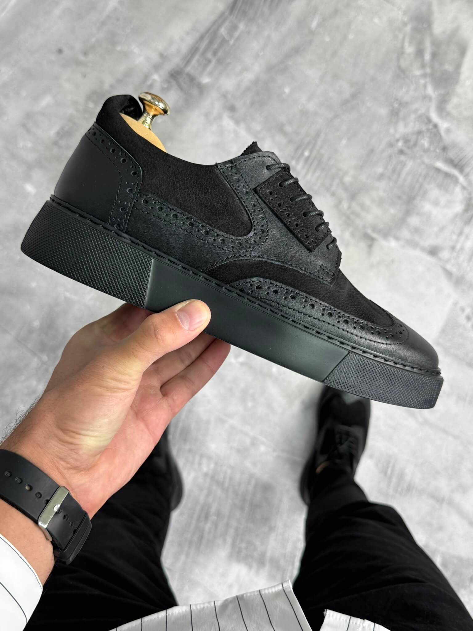 muske elegantne kozne cipelesa debelim djonom crna dst9776 1