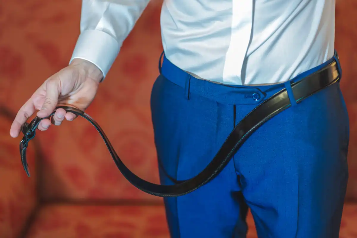 Kako uvući košulju u pantalone perfektno i bez nabora? 2 2